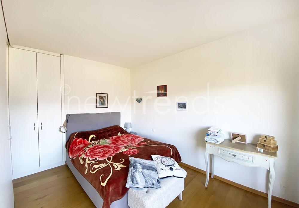 affittasi panoramico appartamento con ampio giardino condominiale vista lago a viganello : foto camera da letto