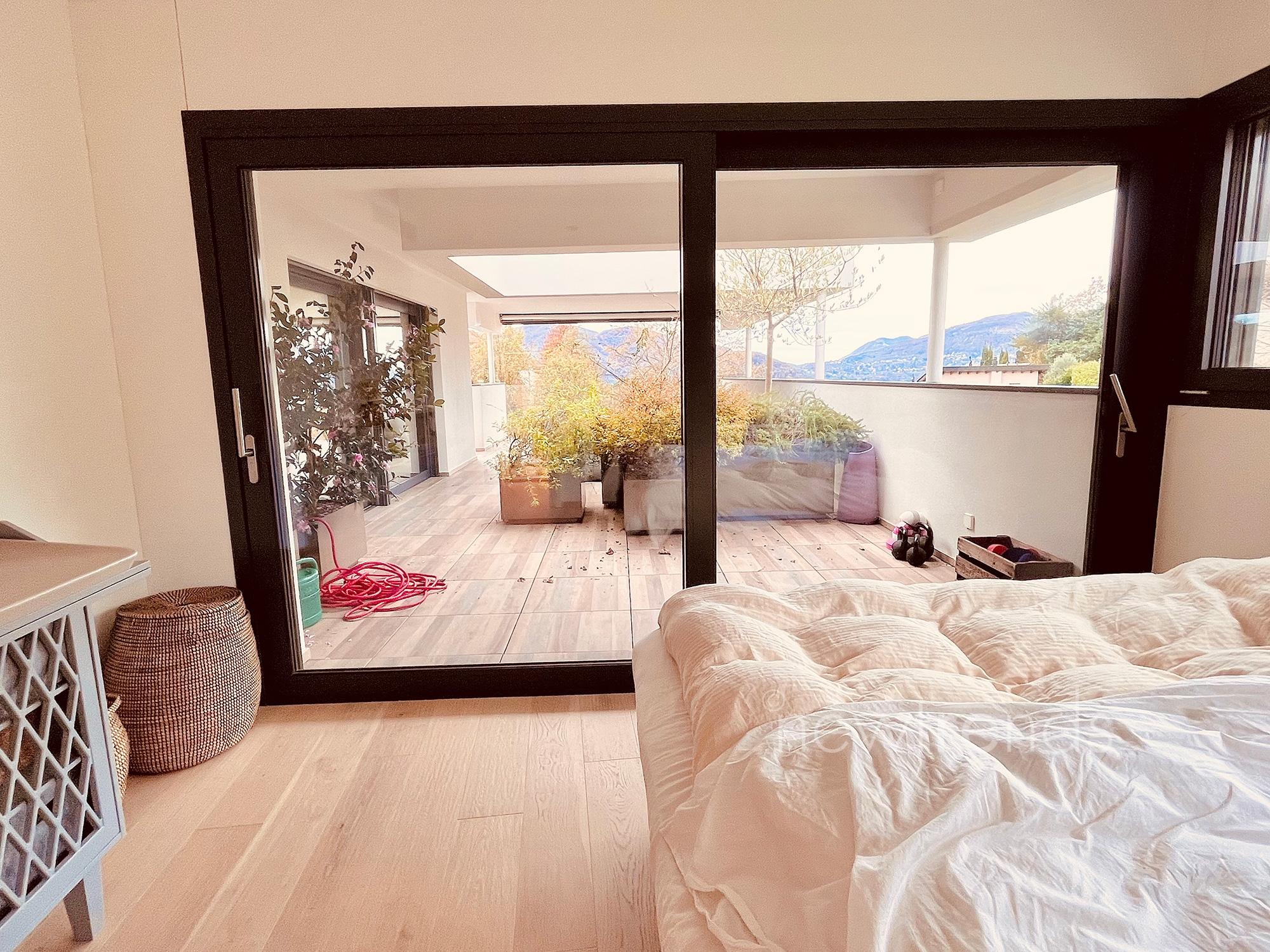 vendesi moderno attico con ampia terrazza vista lago a montagnola: foto camera padronale