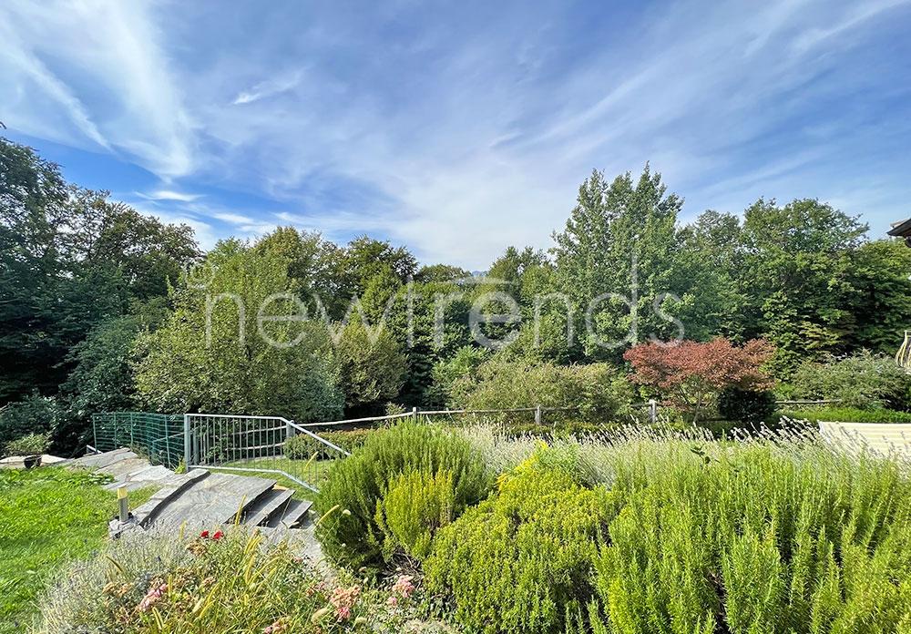 vendesi casa bifamiliare con giardino immersa nel verde a carabbia: foto giardino privato