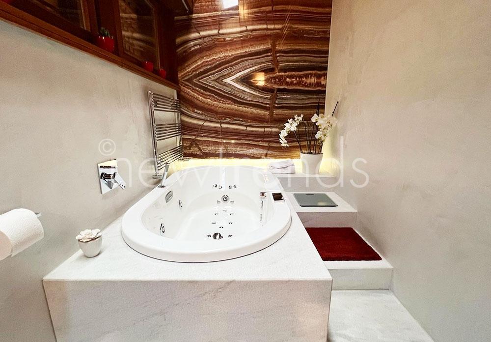 stupenda villa su unico livello con piscina e privacy totale, unica nel suo genere a gentilino: foto bagno con vasca idromassaggio e bagno turco