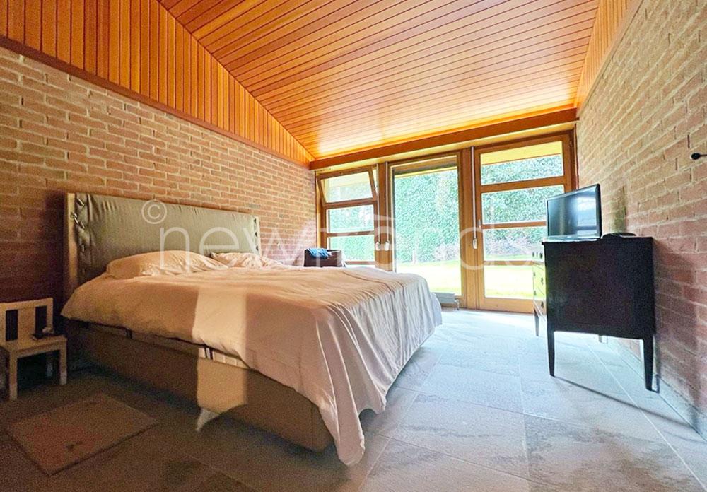 stupenda villa su unico livello con piscina e privacy totale, unica nel suo genere a gentilino: foto camera da letto