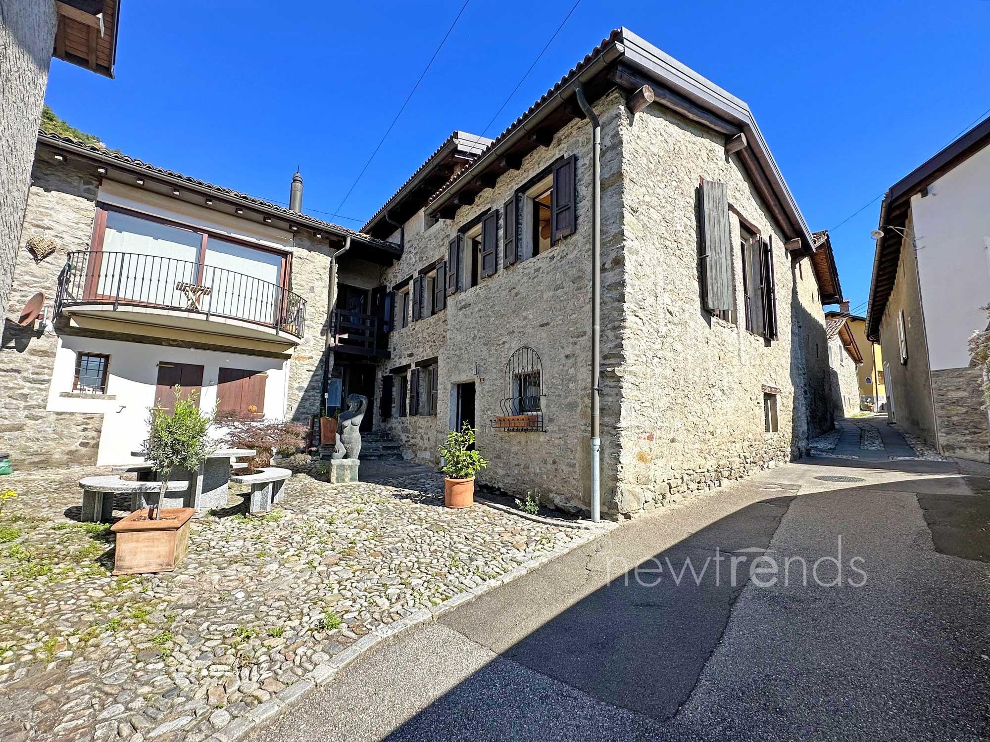 vendesi tipica casa di nucleo in pietra con vista panoramica e spazio esterno a torricella-taverne: foto esterno immobile