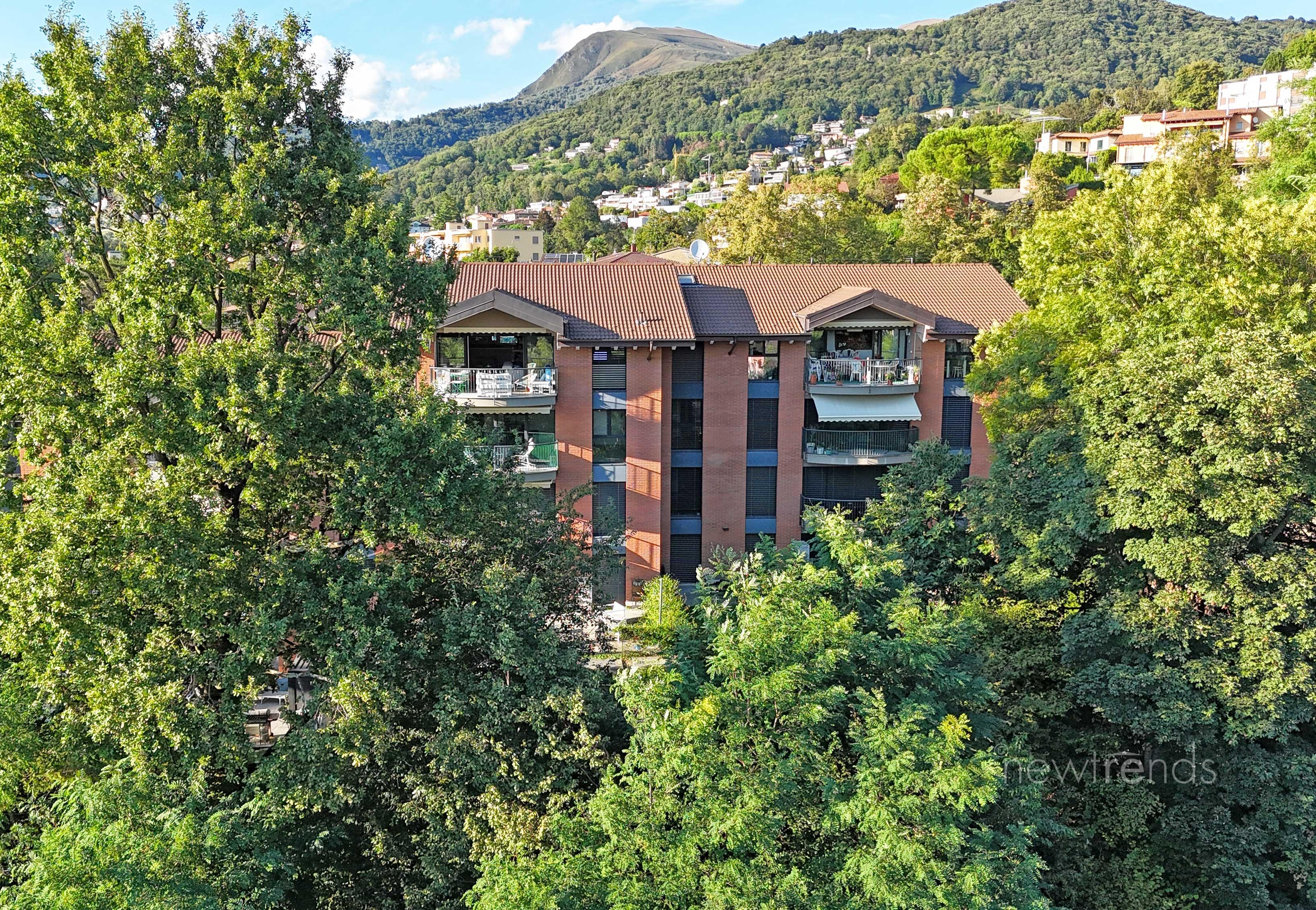 ampio 3.5 locali ultimo piano con grande terrazza che si affaccia su oasi verde a cadro: foto drone esterno immobile