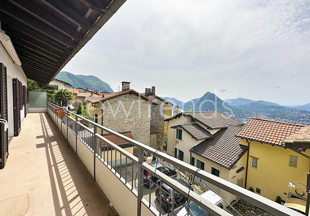 affittasi splendido attico con scorci di lago con giardino ad uso privato a lugano : foto balcone con vista aperta