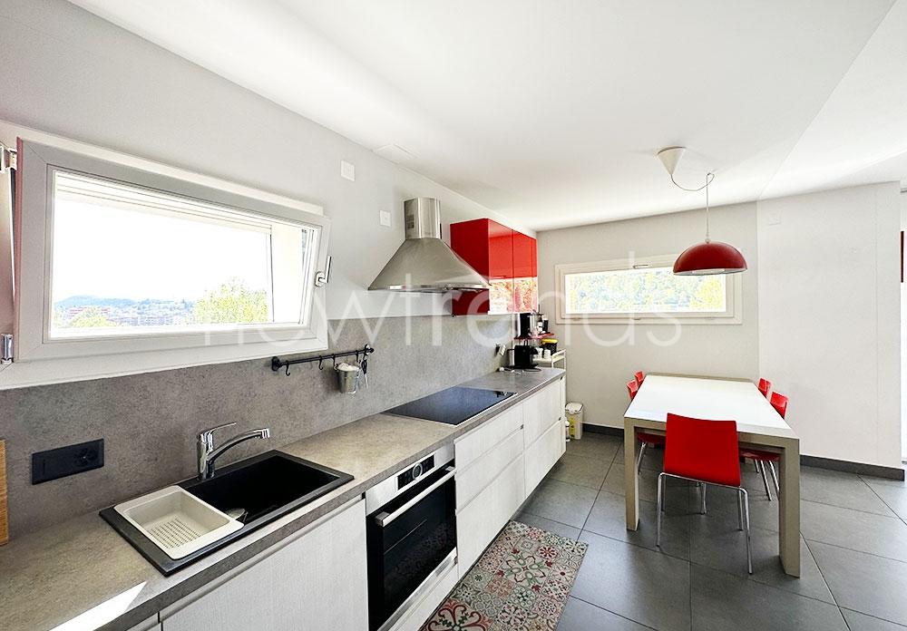 vendesi elegante appartamento con ampia terrazza, penultimo piano a lugano-pregassona: foto cucina e zona pranzo