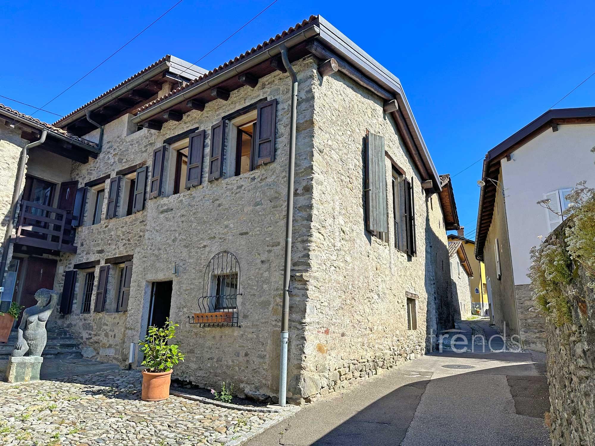 vendesi tipica casa di nucleo in pietra con vista panoramica e spazio esterno a torricella-taverne: foto esterno immobile