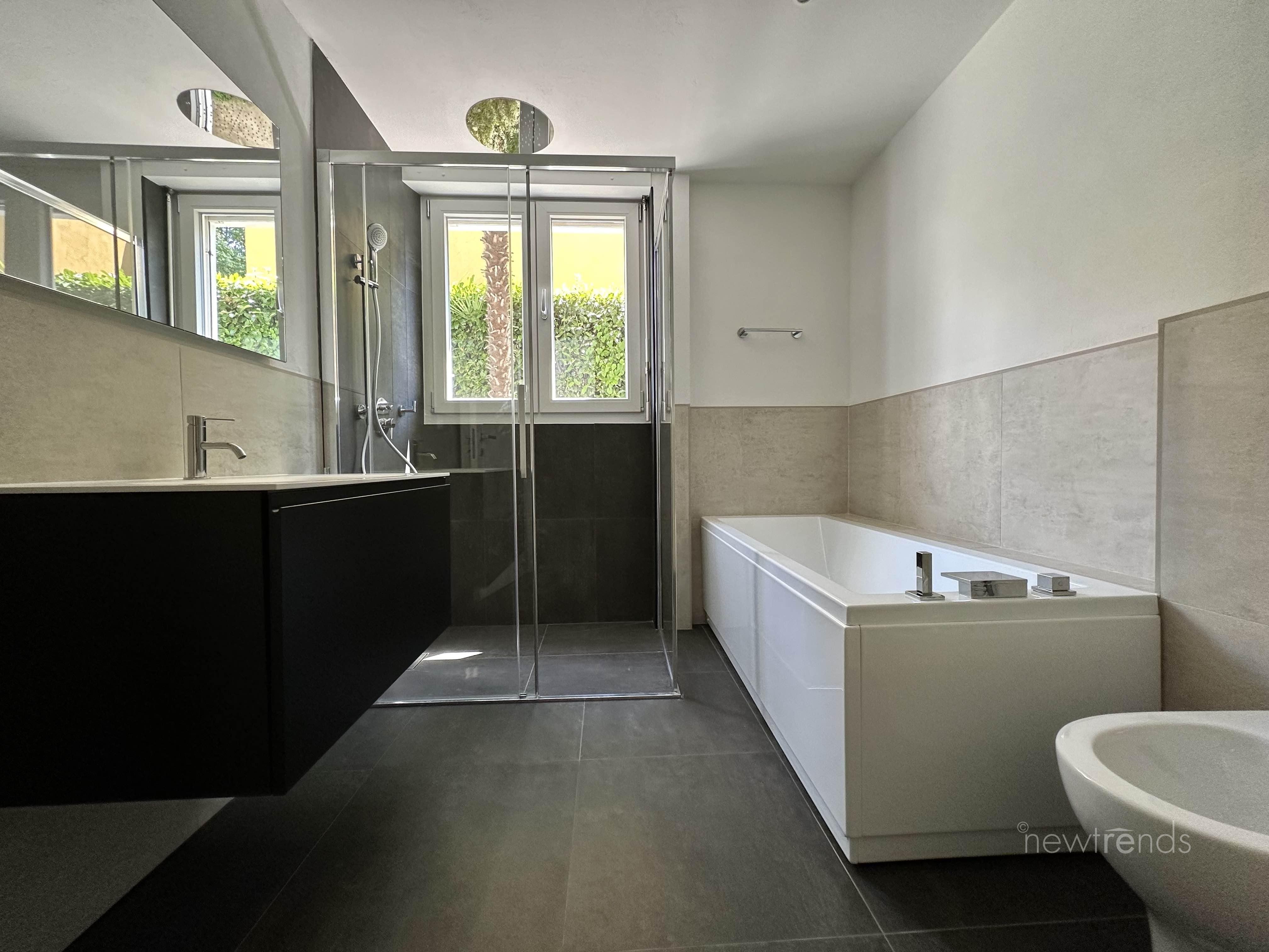 affittasi 3.5 locali completamente ristrutturato a vezia: foto bagno con doccia, vasca e bidet