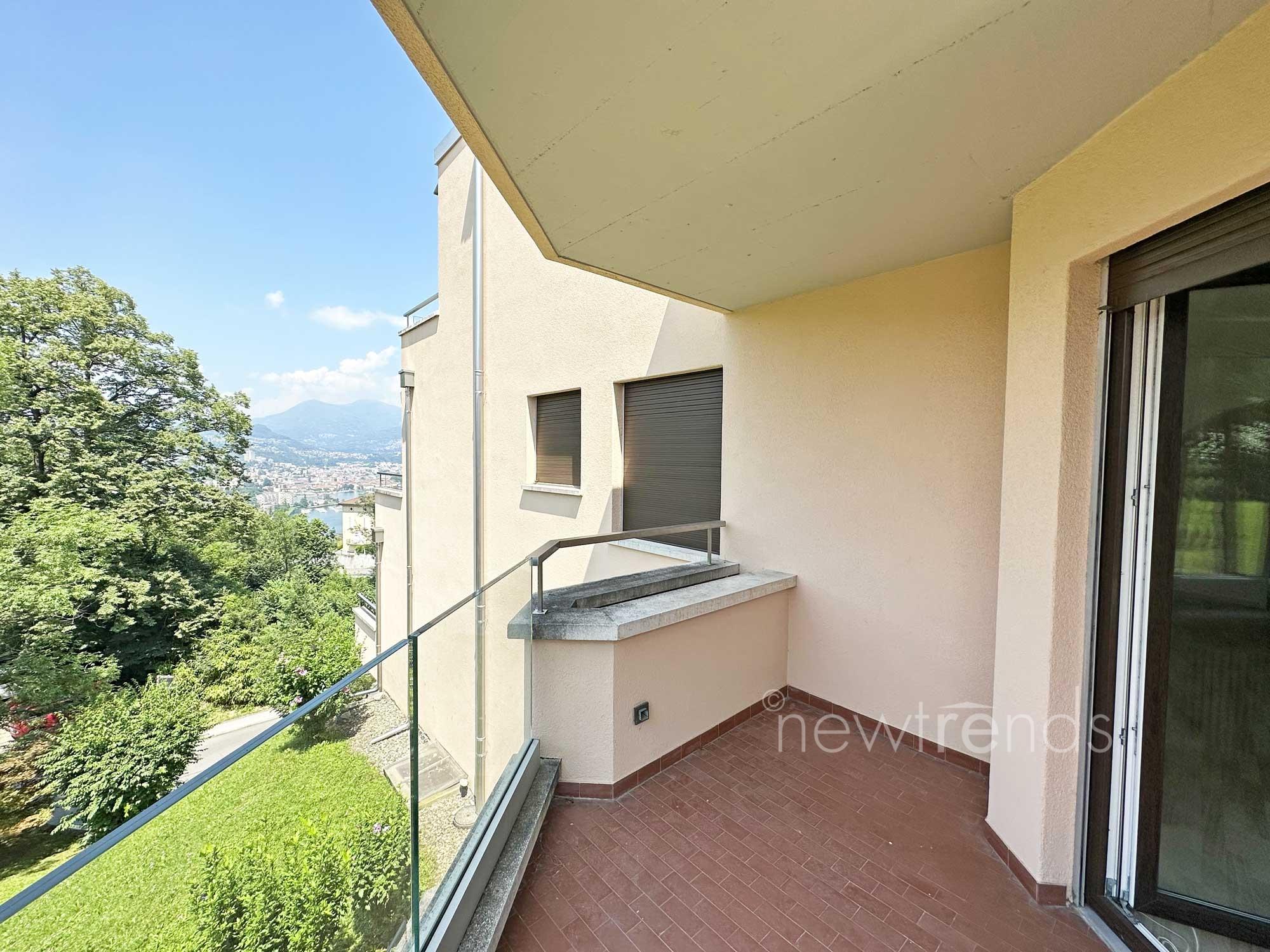 affittasi appartamento 3.5 locali con vista nel verde e scorcio di lago a pazzallo: foto balcone