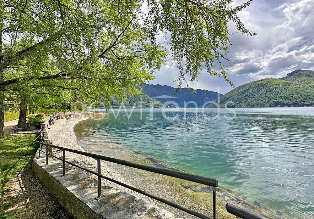 vendesi elegante e moderno appartamento-studio con spazio esterno ad un  minuto dal lago  a melide: foto lungolago di melide