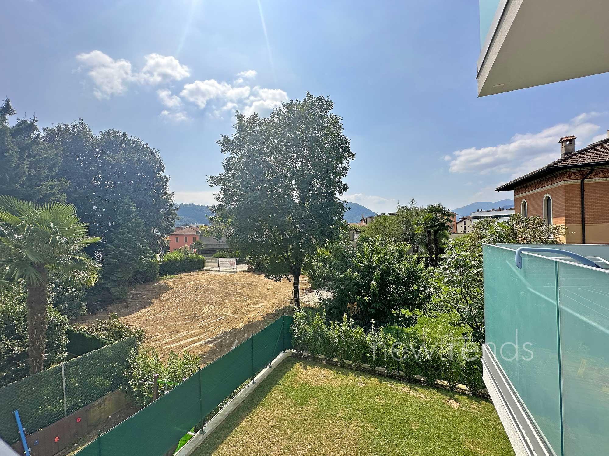 vendesi elegante appartamento con ampia terrazza in stabile di poche unita` a agno: foto vista su verde